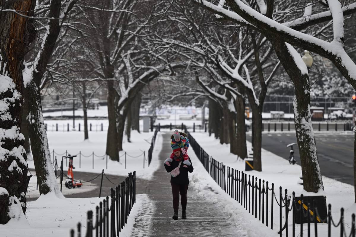 Tebalnya salju di jalan setapak dekat Lincoln Memorial di National Mall, di Washington, DC pada 16 Januari 2024.