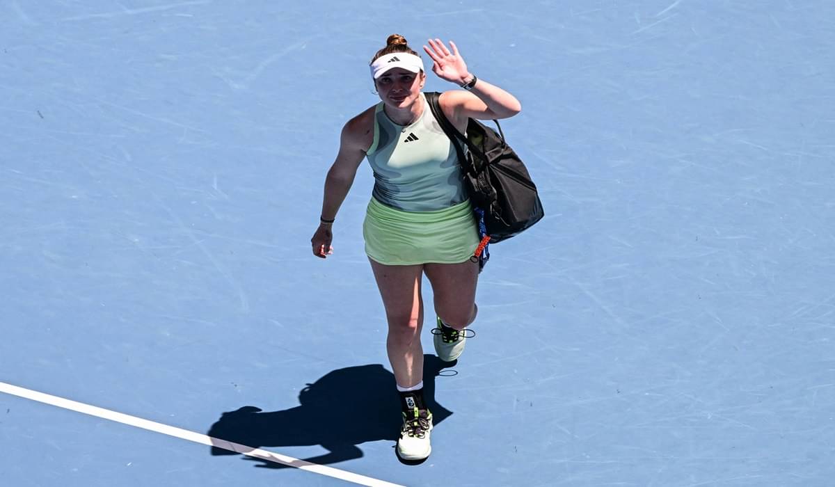 Petenis Ukraina Elina Svitolina meninggalkan lapangan usai mengundurkan diri karena cedera di laga Austalia Terbuka.