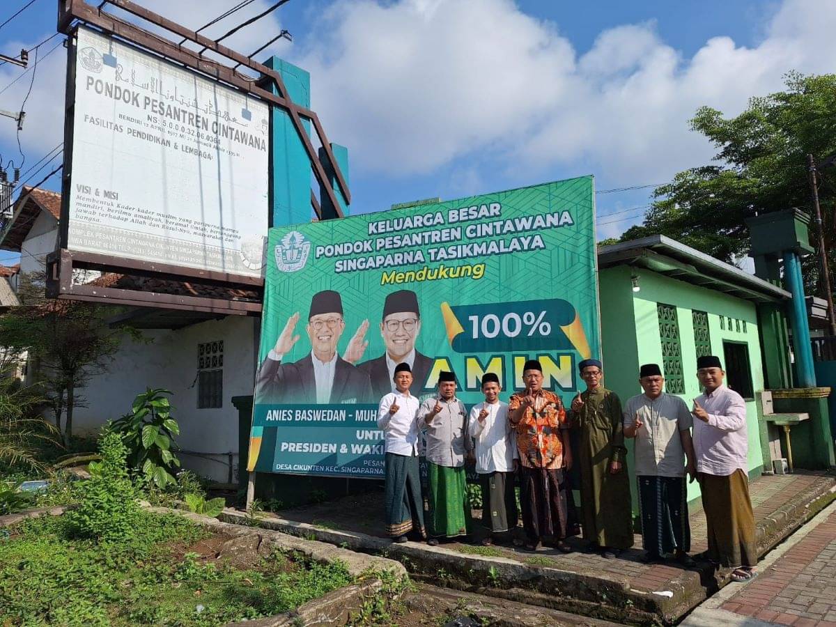 Pengasuh Pesantren Cintawana KH Ateng didampingi Co-Kapten Timnas Anies Baswedan-Muhaimin Iskandar, Nasirul Mahasin.