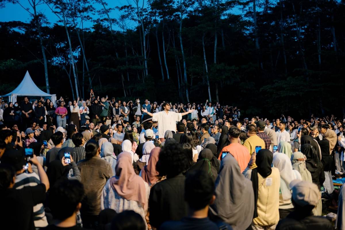 Kunto Aji mengajak penggemarnya bermeditasi bersama menyambut tahun baru dalam konser Urup. 