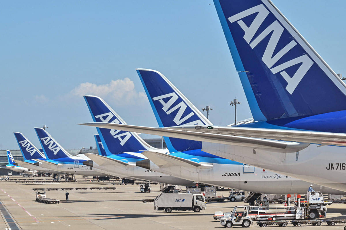 Pesawat Boeing jenis 737-800 milik maskapai All Nippon Airways (ANA) kembali ke bandara setelah take off karena ada keretakan di jendela.
