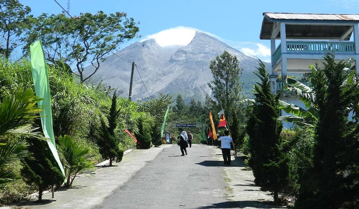 BPBD Klaten membagikan masker ke warga di kawasan rawan bencana Gunung Merapi