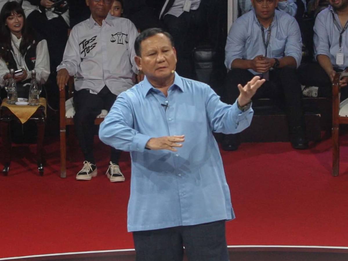 Capres Prabowo Subianto mengeluarkan gimik joget di debat pertama capres.