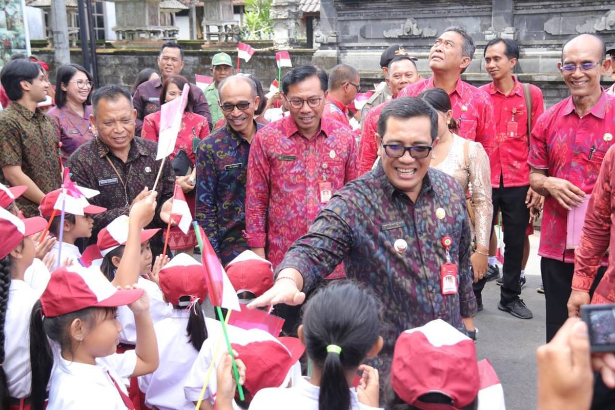 Bupati Tabanan, Dr. I Komang Gede Sanjaya (ketiga kanan) menyapa anak-anak sekolah.