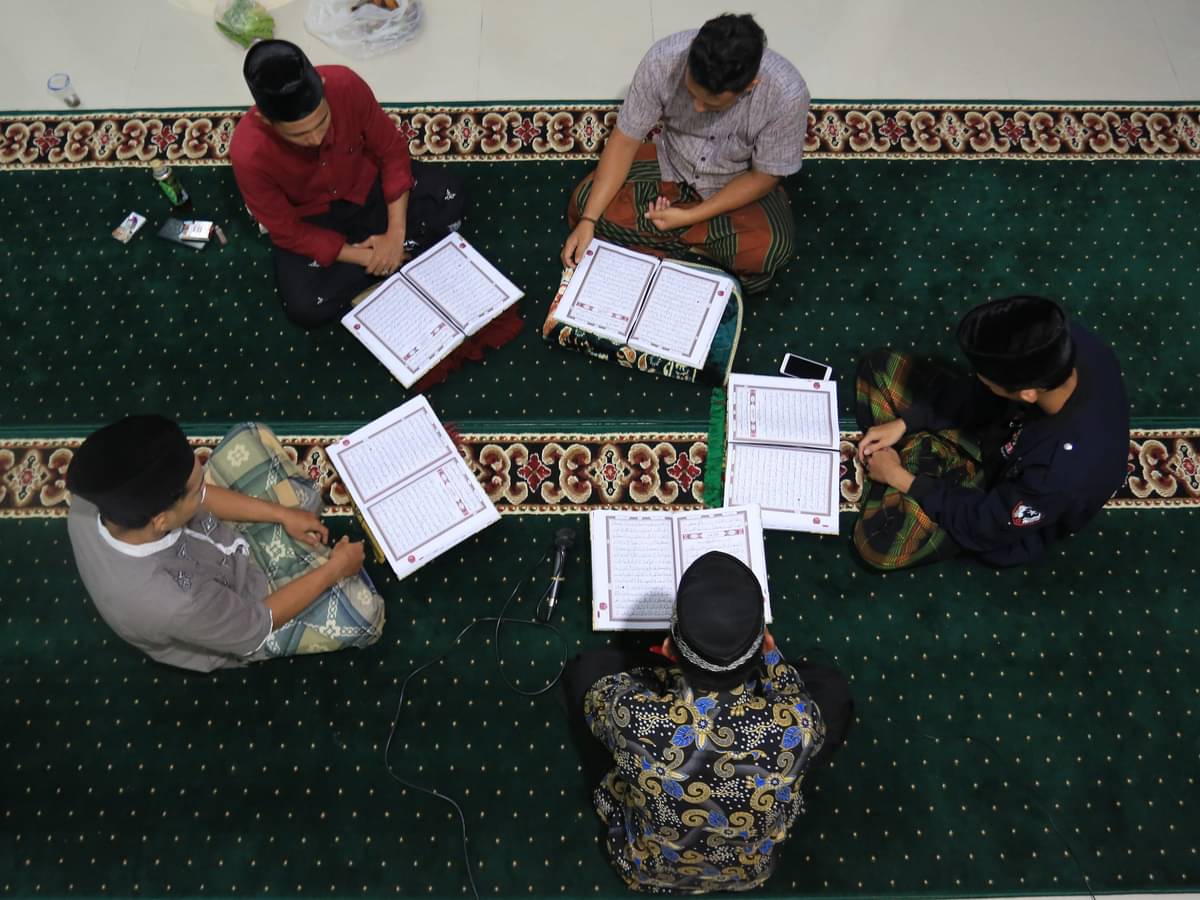 Sejumlah umat Islam bertadarus Al-Qur'an di Masjid At-Taqwa Desa Alue Raya, Samatiga, Aceh Barat, Aceh, Minggu (10/4/2022).