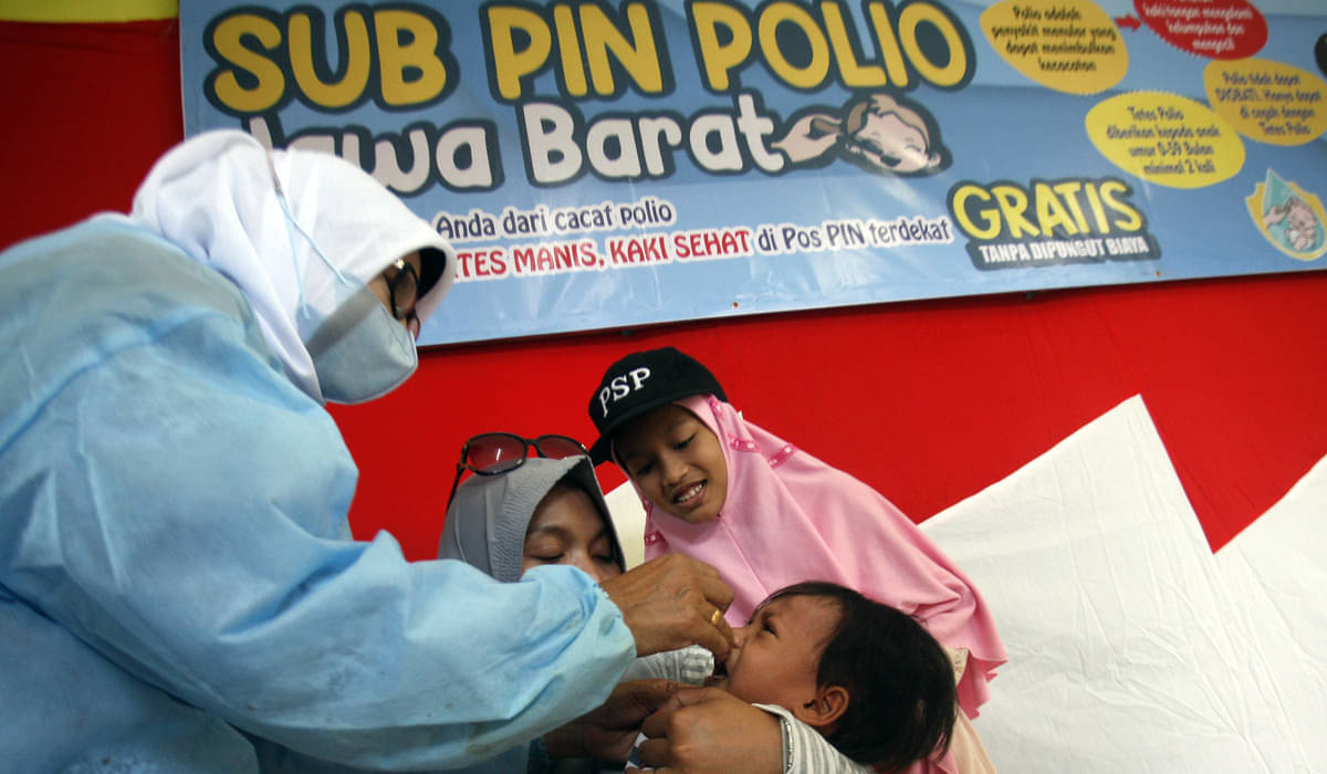 Petugas kesehatan memberikan vaksin polio tetes kepada balita di Sub Posyandu Asri, Bogor.