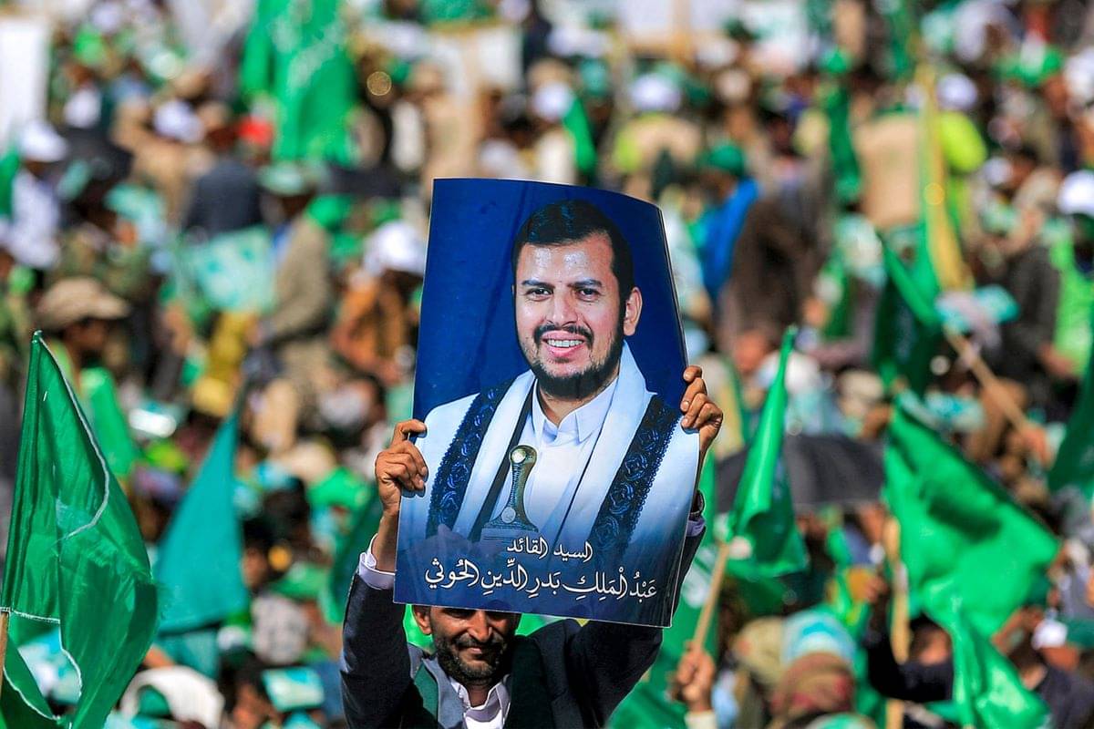 Potret pemimpin Huthi Abdul Malik al-Houthi tampak saat upacara peringatan kelahiran Nabi Muhammad SAW, di Sanaa pada 27 September 2023.