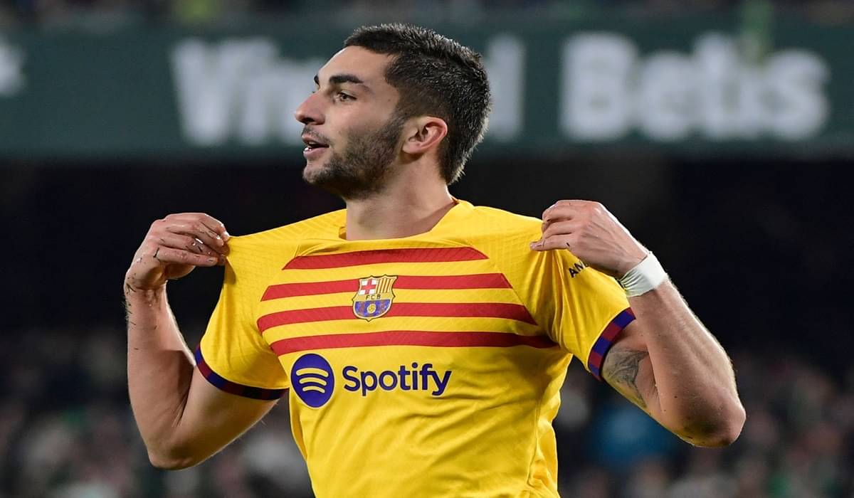Penyerang Barcelona Ferran Torres melakukan selebrasi usai mencetak gol ke gawang Real Betis di laga La Liga.