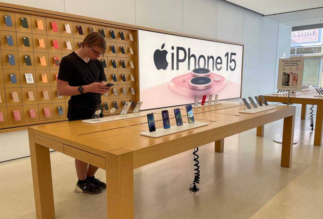 Untuk pertama kalinya Apple ungguli Samsung dalam tingkat penjualan ponsel. 
