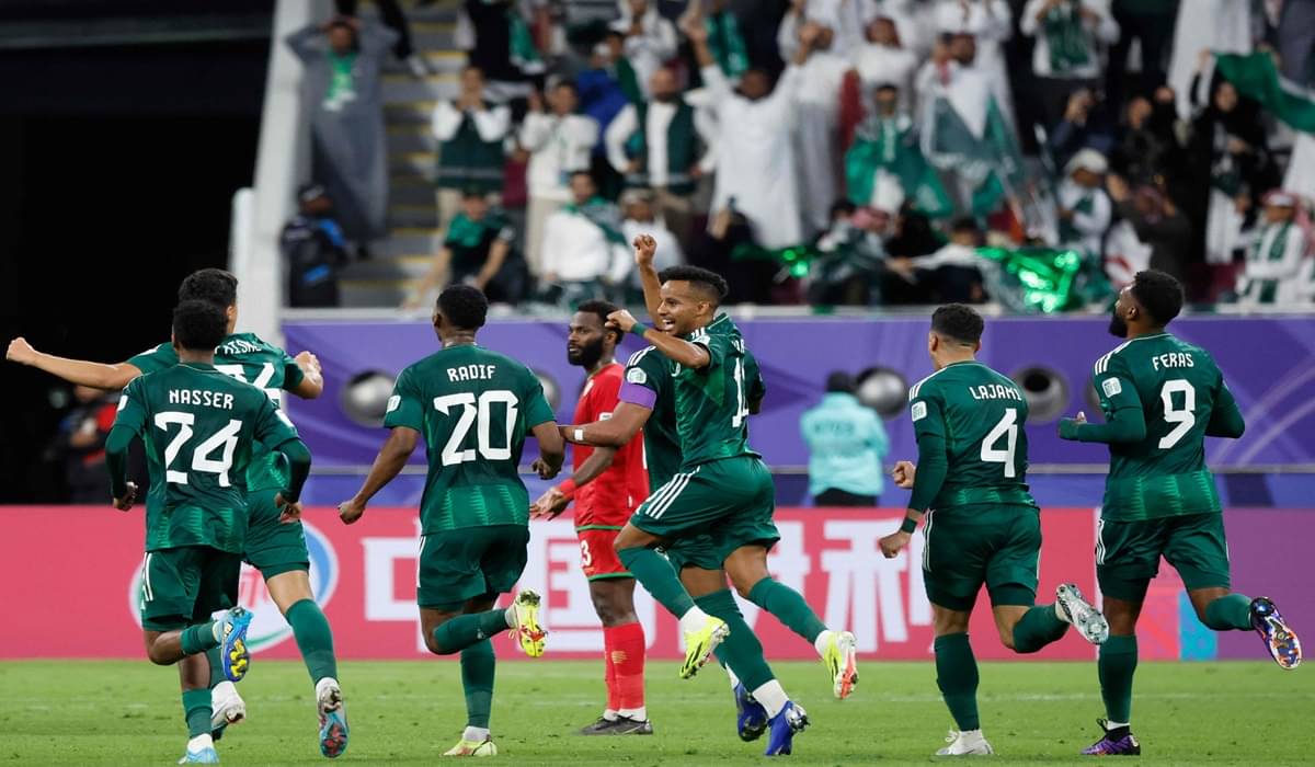 Para pemain Arab Saudi melakukan selebrasi usai mencetak gol ke gawang Oman di laga Piala Asia.