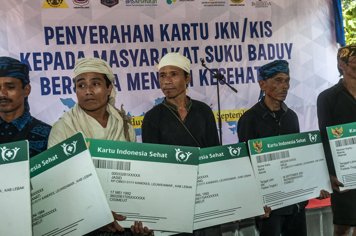 PEMBAGIAN JKN-KIS: Warga Suku Badui menerima Kartu Indonesia Sehat (KIS) di Binong Raya, Lebak, Banten, Selasa (26/9/2023)