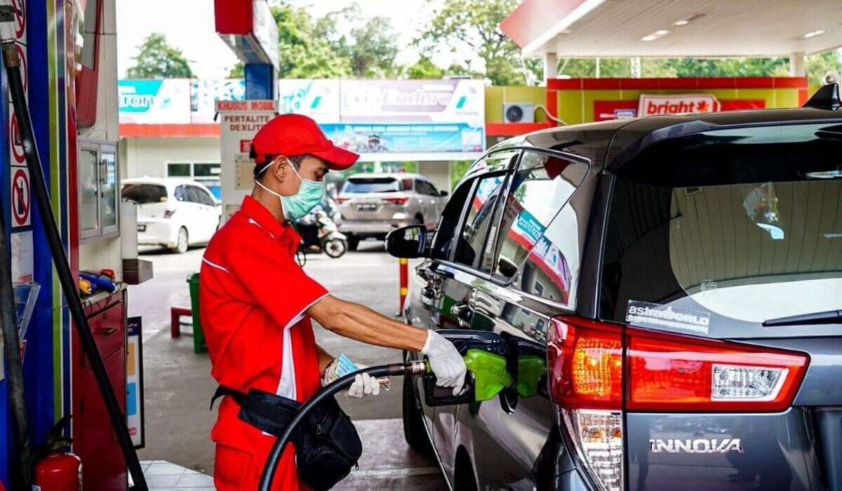 Petugas di SPBU di daerah Jawa Tengah sedang mengisi BBM kendaraan konsumen.