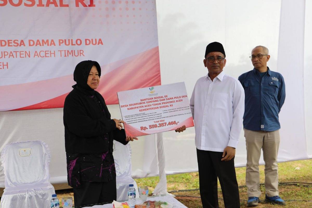 Menteri Sosial Tri Rismaharini meneyrahkan bantuan rumah kepada warga Aceh Timur.