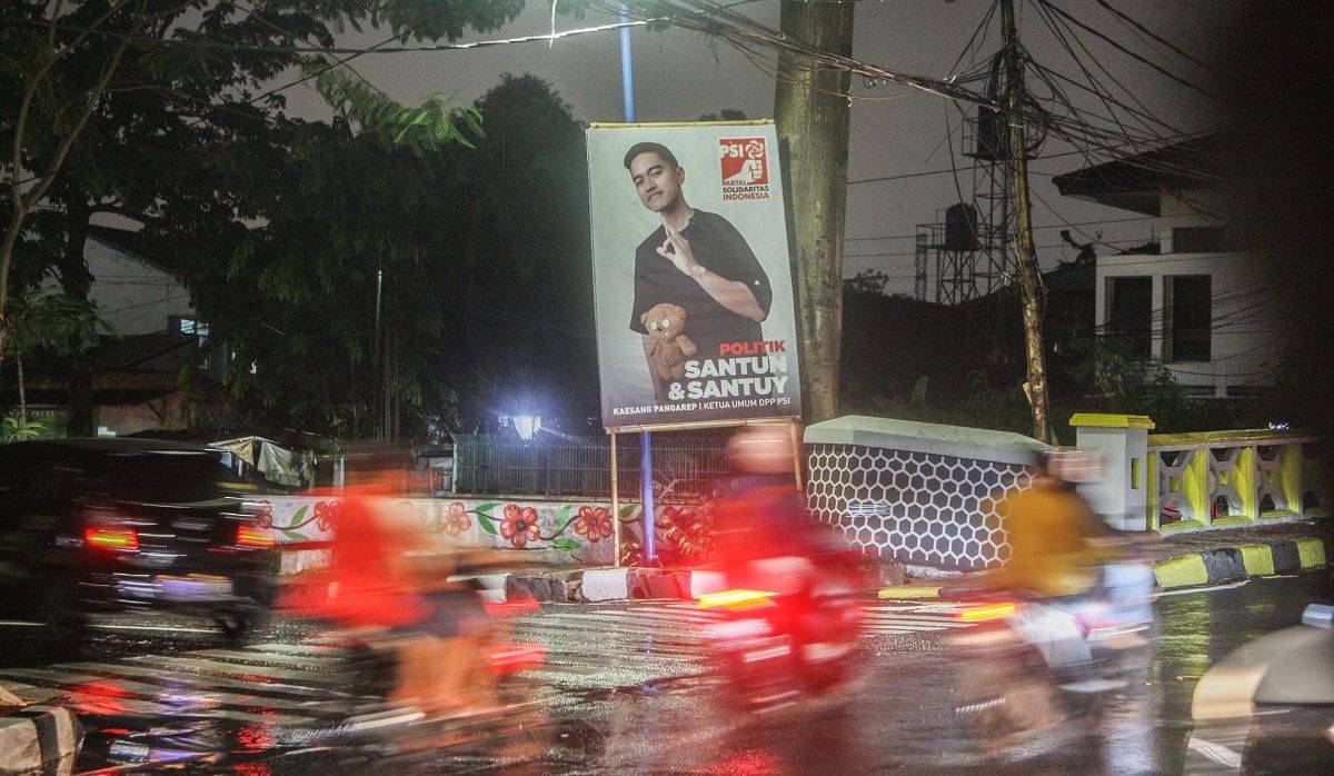 Baliho besar bergambar Kaesang Pangarep terpasang di kawasan Cempaka Putih, Jakarta Pusat, Kamis (16/11)