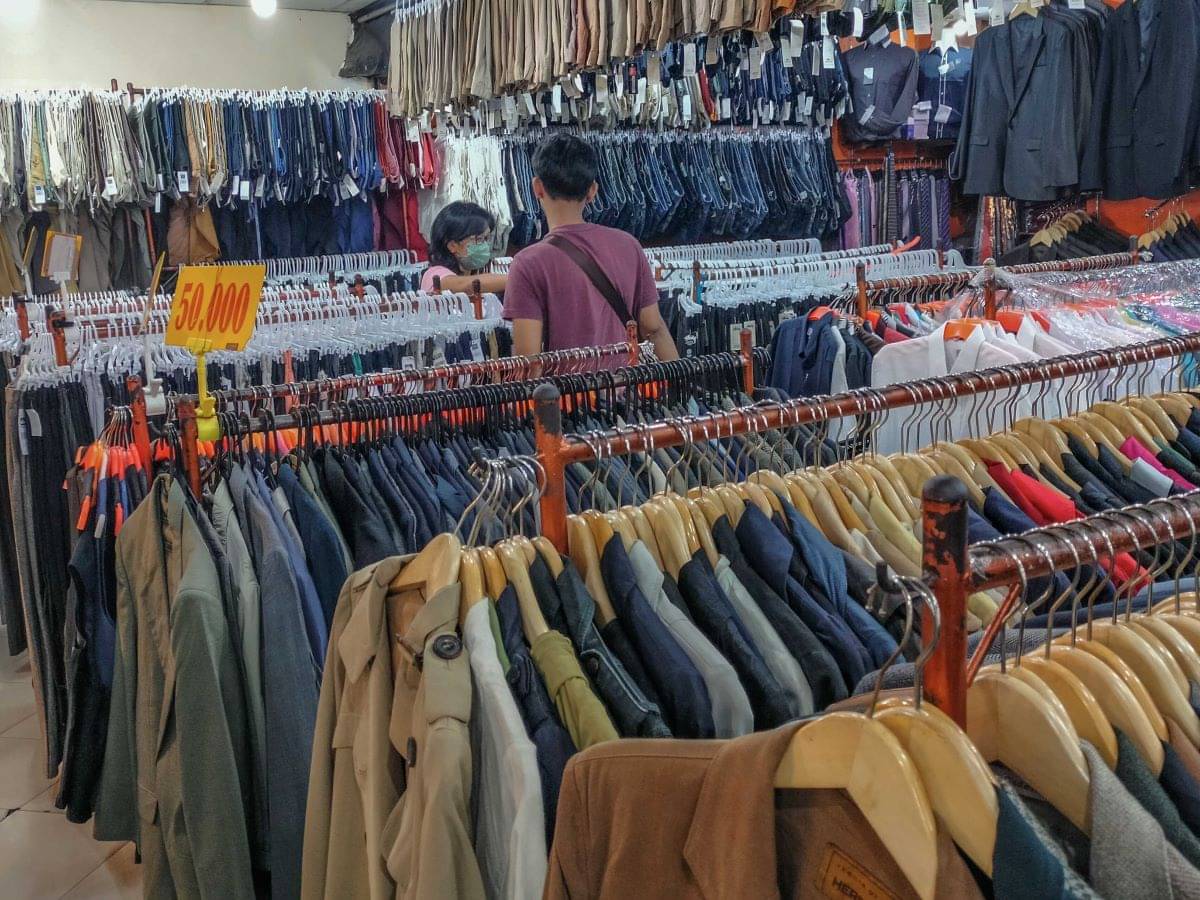 Pengunjung tengah memilih pakaian bekas impor di Pasar Baru, Jakarta, Selasa (20/02/2023).