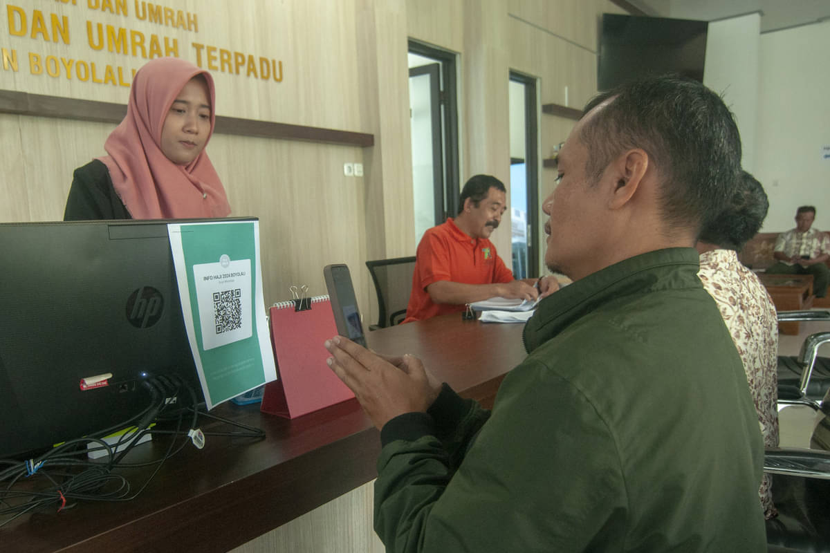 Petugas melayani warga pada pelayanan haji di Kantor Kementerian Agama Kabupaten Boyolali, Jawa Tengah, Jumat (26/1/2024)