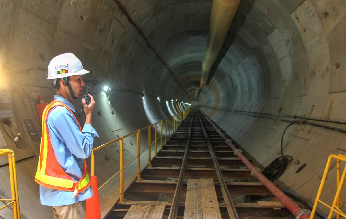 Pekerja berada di tunnel proyek pembangunan MRT Jakarta.