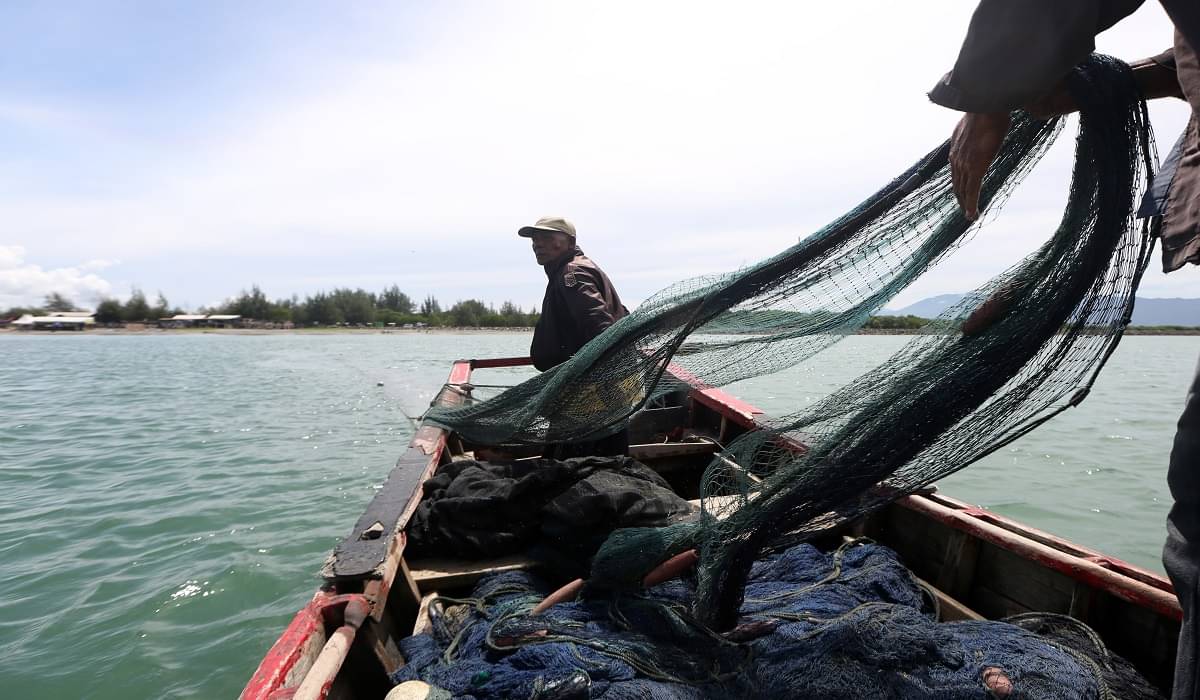 Nelayan tradisional menangkap ikan