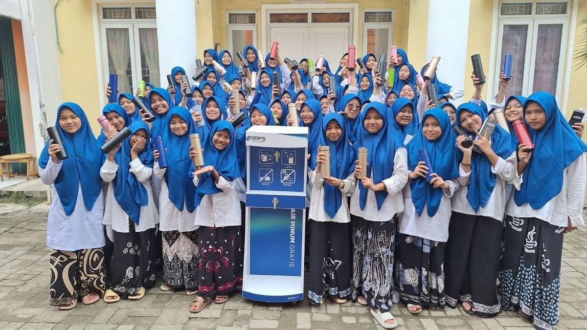 Program CSR GDPS PeduliSediakan Air Bersih untuk Negeri menyediakan mesin air minum gratis di  Pesantren Roudlotul Jannah, Kab. Tangerang
