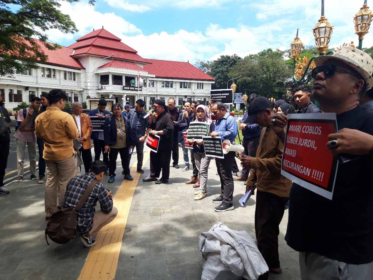 Politikus Danang Wicaksana Sulistya meminta kebebasan berpikir di lingkungan kampus harus bebas dari kepentingan kubu politik tertentu.