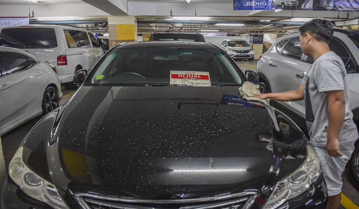 Ilustrasi--Pedagang mobil bekas membersihkan mobil yang dijual di Gedung Parkir Blok M Square, Jakarta.
