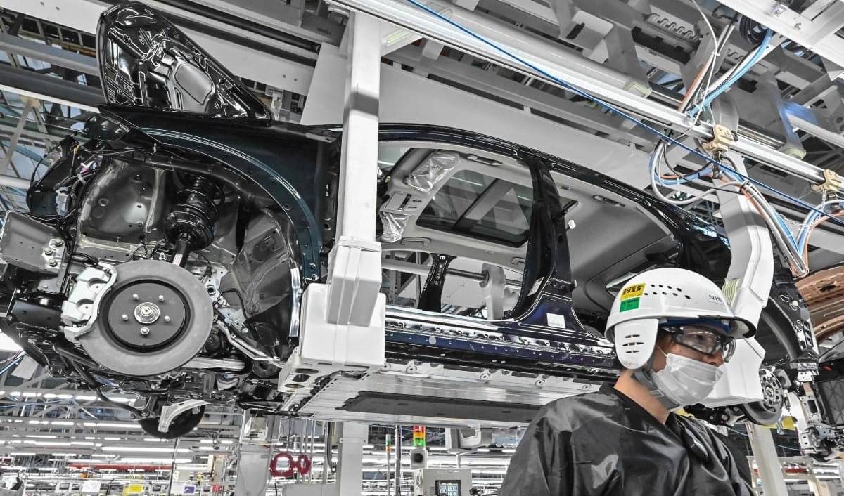Seorang pekerja di lini produksi selama tur media ke Pabrik Cerdas Nissan di pabrik Tochigi, Jepang.