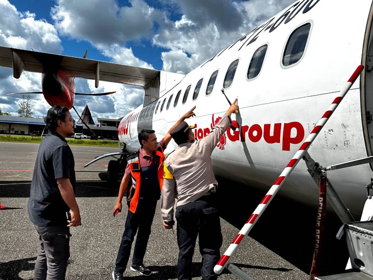Aparat kemanan memeriksa bekas penembakan oleh orang tidak dikenal di Yahukimo
