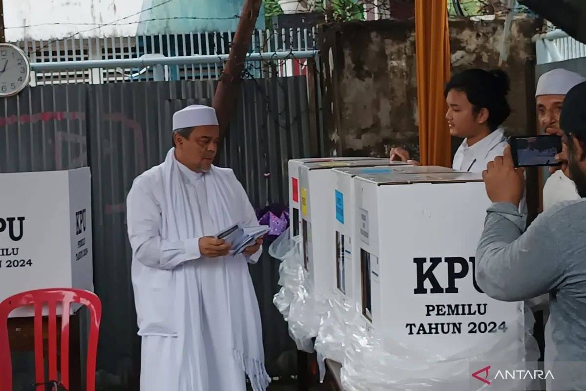 Rizieq Shihab tiba di lokasi TPS 47 sekitar jam 12.30 WIB usai shalat dzuhur.
