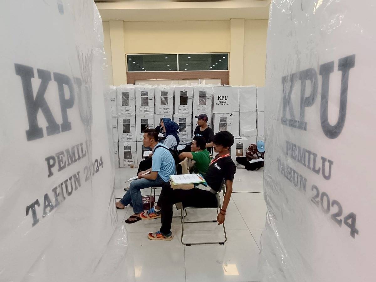 Anggota Panitia Pemilihan Kecamatan dan sejumlah saksi melakukan rekapitulasi penghitungan surat suara pemilu di GOR Cilandak, Jakarta.
