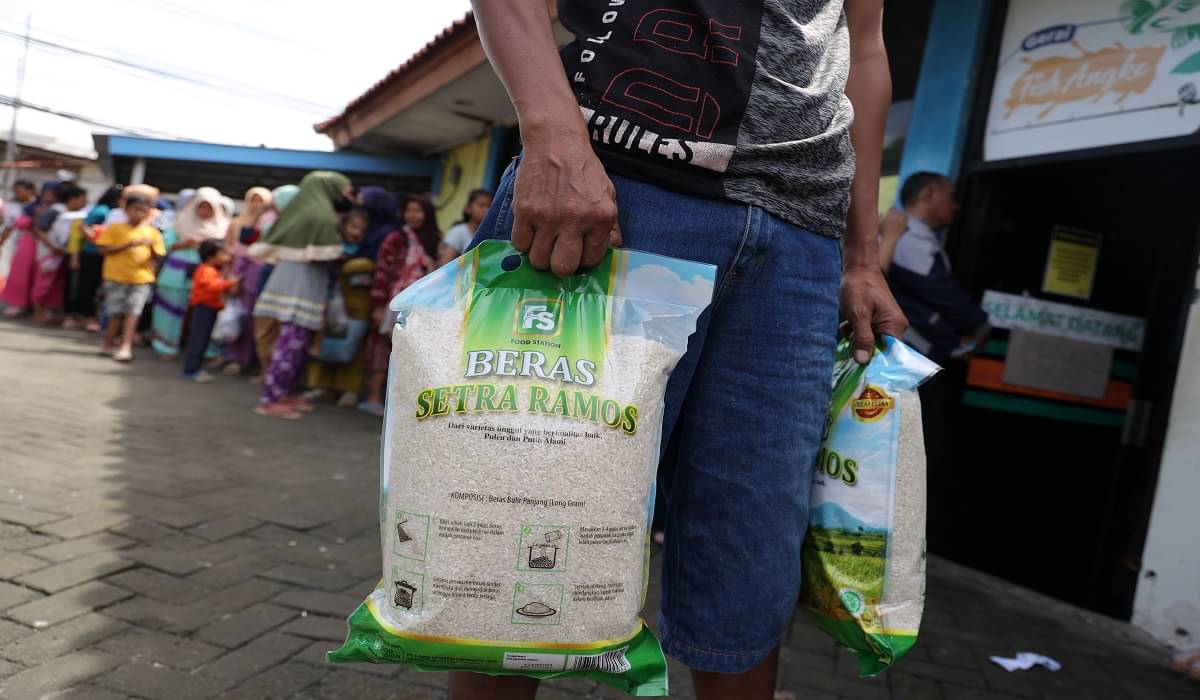 Warga membeli pangan murah menggunakan Kartu Jakarta Pintar di Jakarta