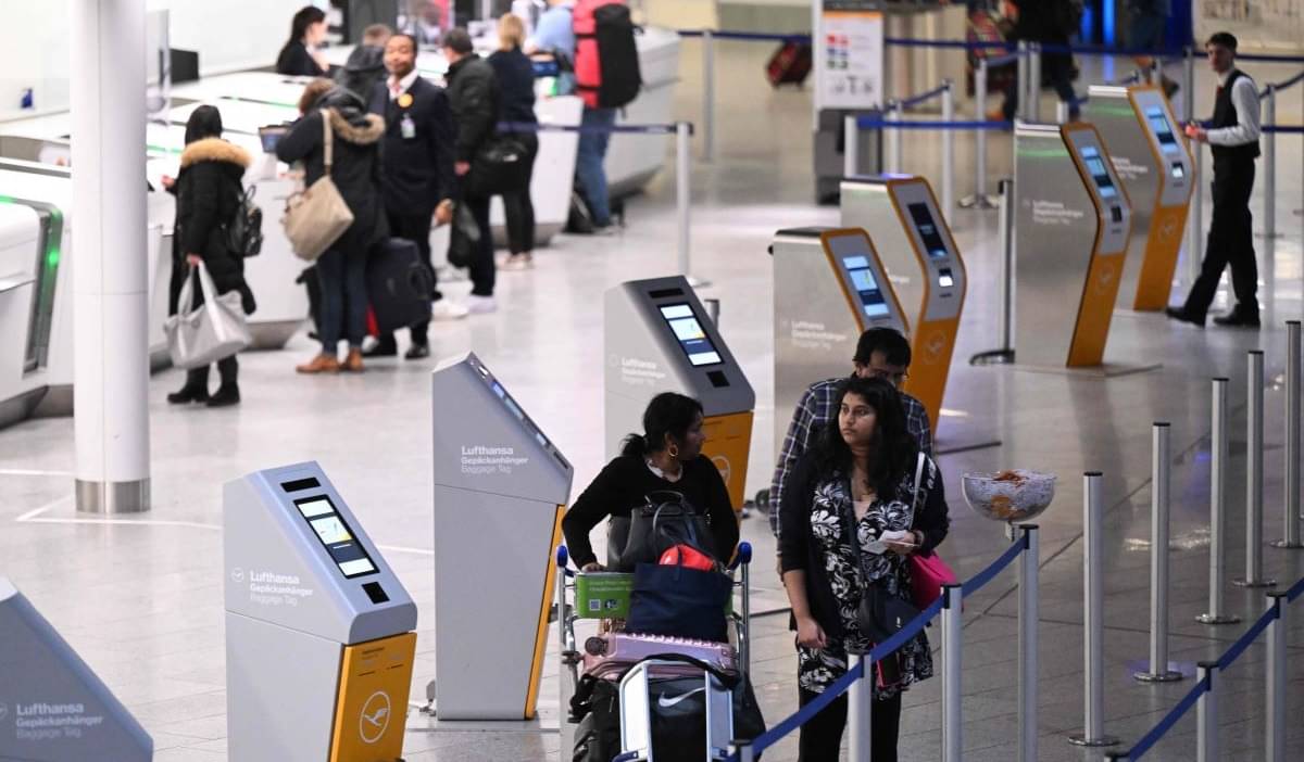 Orang-orang berdiri di titik check-in di bandara Di Frankfurt am Main, pada 7 Februari 2024.