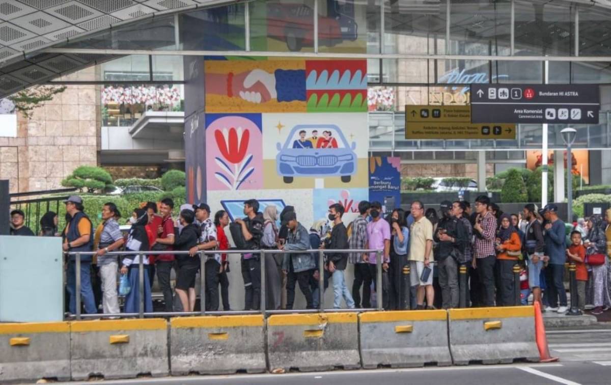 Warga antre memasuki peron moda transportasi publik Stasiun MRT dan halte Trans-Jakarta di kawasan Thamrin, Jakarta, Senin (25/12/2023).