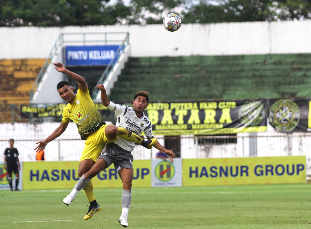 Pesepak bola Barito Putera Gustavo Henrique Barbosa Freire (kiri) berebut bola dengan pesepak bola Persib Daisuke Caumanday Sato.