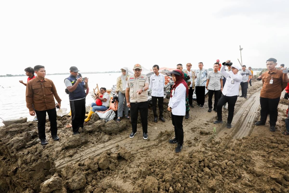 Pj Gubernur Jateng, Nana Sudajana, meninjau kondisi banjir di Kecamatan Karanganyar, Kabupaten Demak, Jateng, pada Jumat sore (16/2/2024).