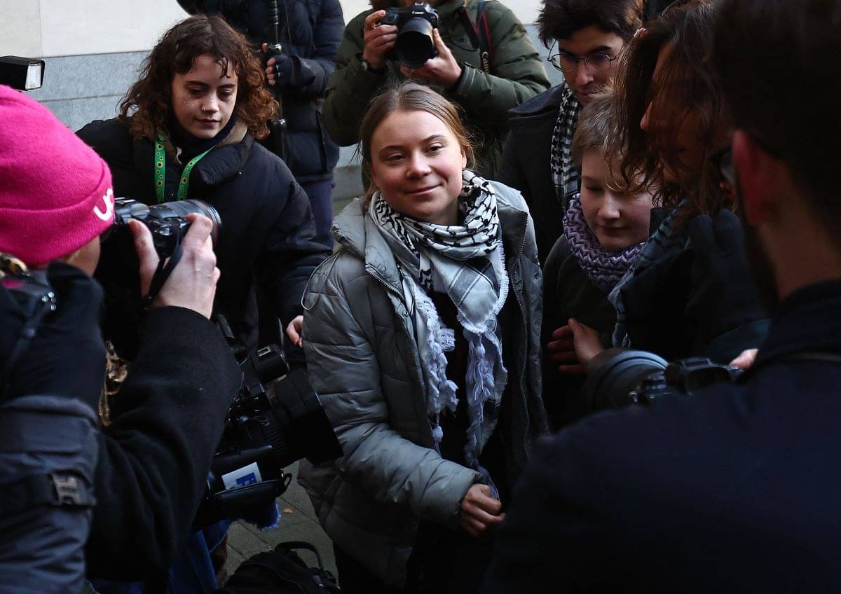 Mengenakan syal kafiyeh Palestina, Greta Thunberg menjalani sidang di Pengadilan Westminster London, Inggris, Kamis (1/2).