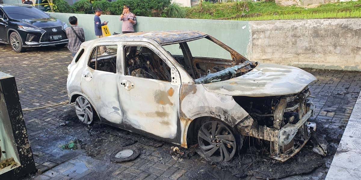 Sebuah mobil yang terparkir di posko caleg DPR RI asal PKB dibakar orang tidak dikenal pada Sabtu (17/2) malam.