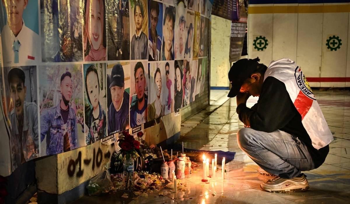  Warga bersama keluarga korban berdoa ketika menggelar aksi peringatan satu tahun Tragedi Kanjuruhan, 1 Oktober 2023.