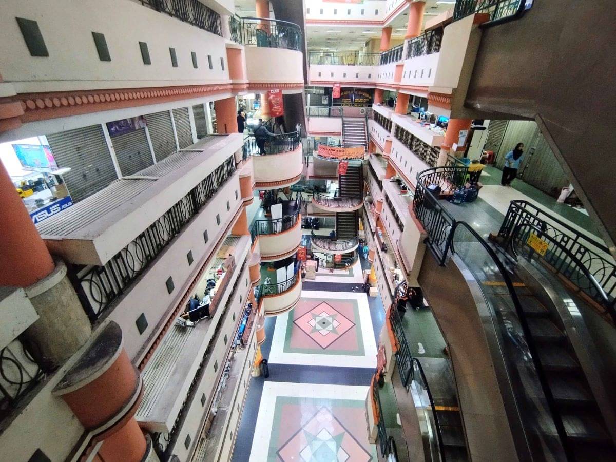 Suasana pusat perbelanjaan elektronik Pasar Glodok, Jakarta, Rabu (15/11/2023).