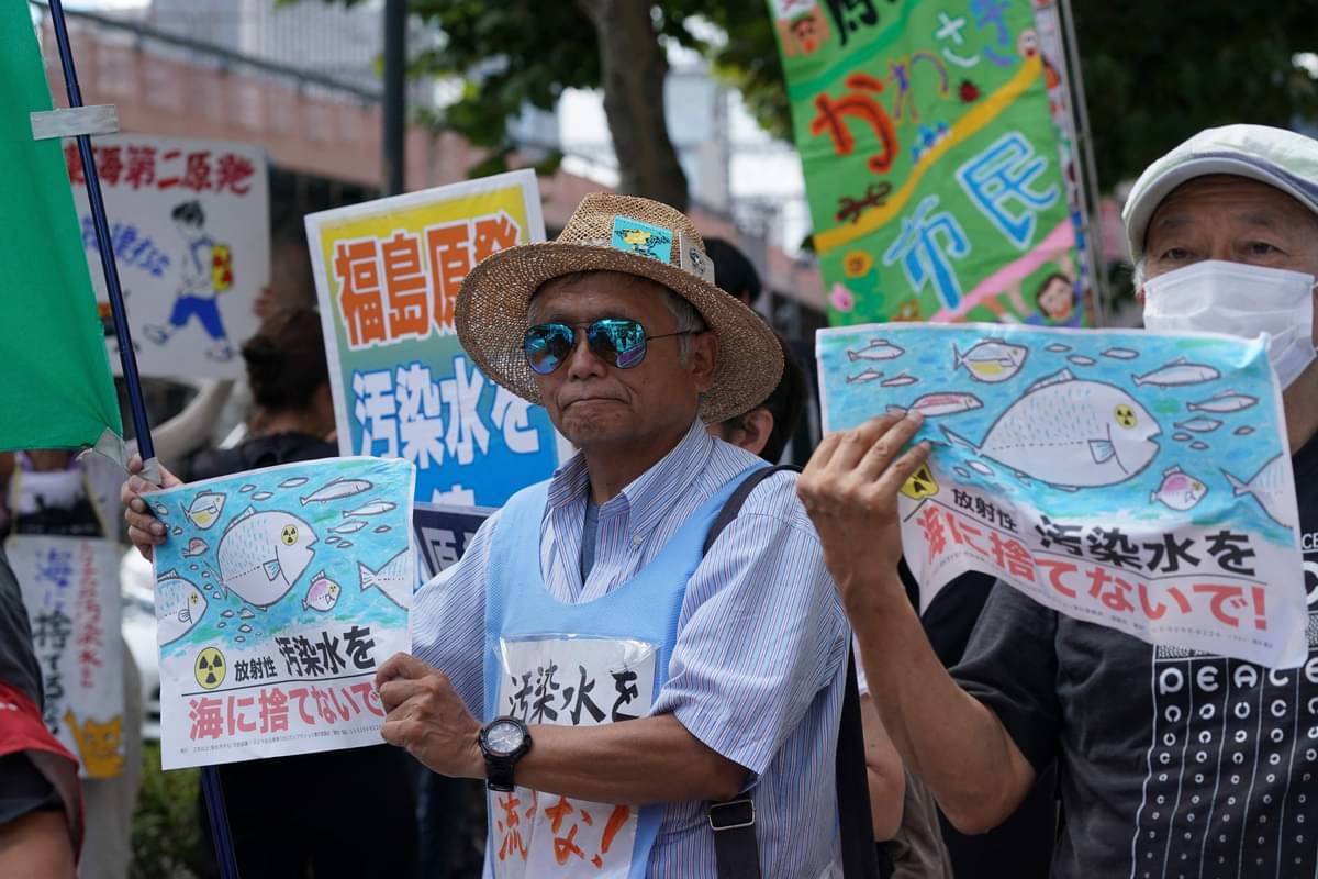 Pengunjuk rasa memprotes pelepasan air radioaktif olahan dari Pembangkit Listrik Tenaga Nuklir (PLTN) Fukushima ke Samudera Pasifik.
