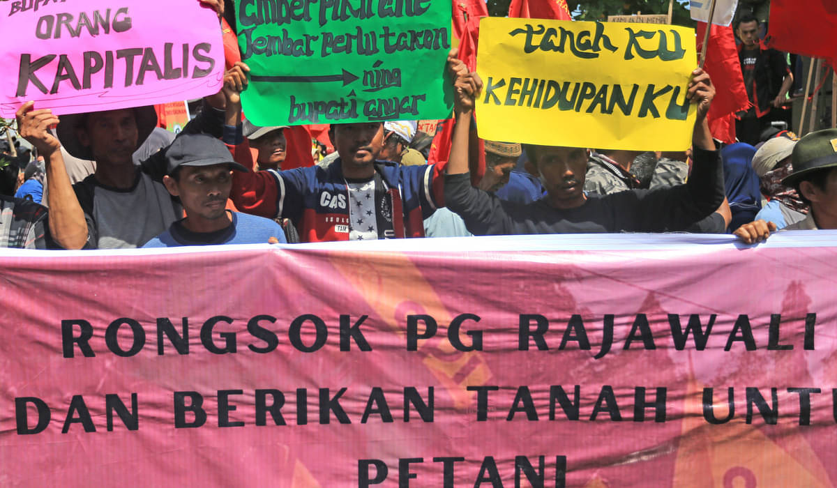 Sejumlah petani yang tergabung dalam Komite Penggerakan Reforma Agraria melakukan aksi unjuk rasa di depan gedung DPRD Indramayu, Jawa Barat