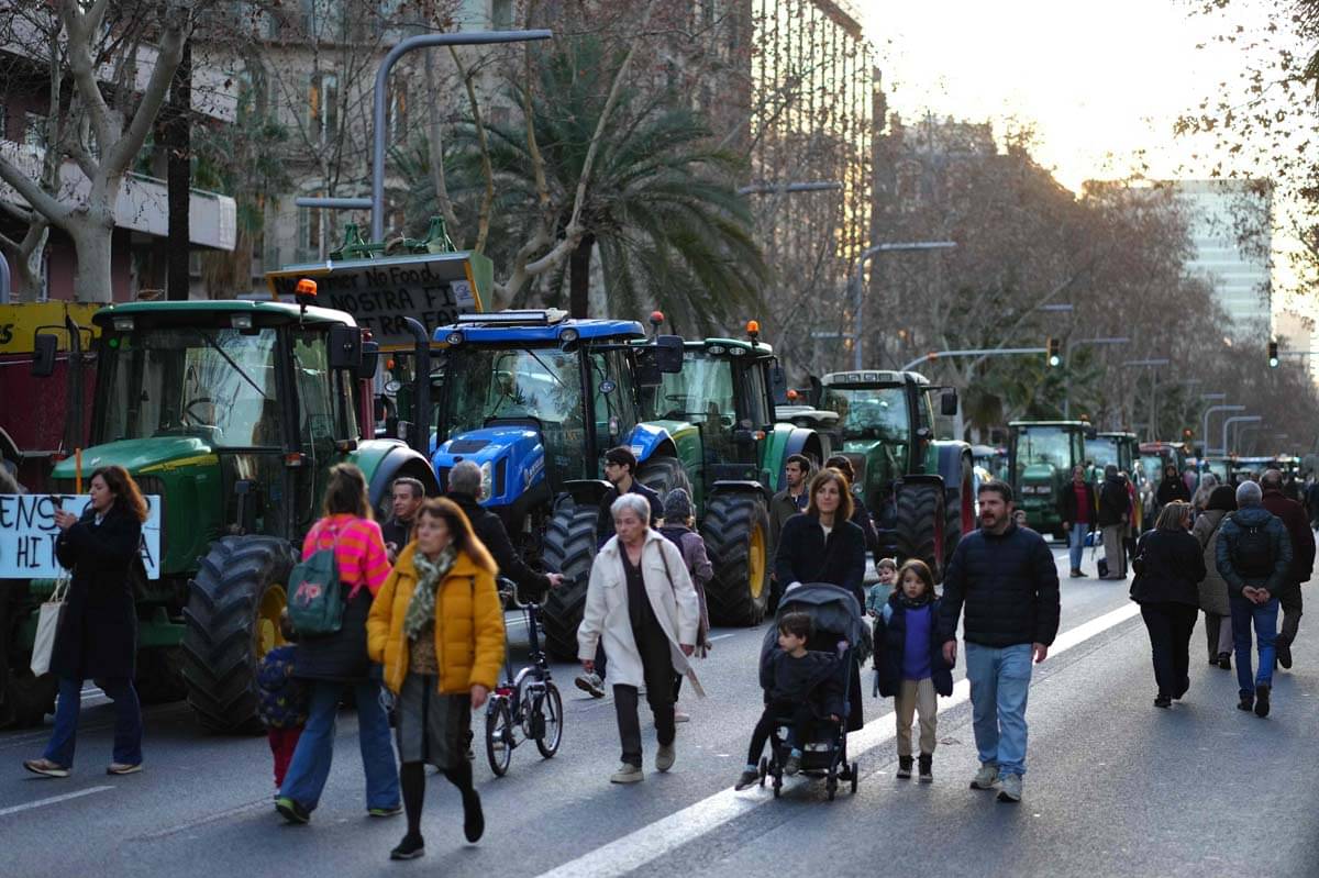 Ribuan petani Spanyol menggunakan traktor untuk kedua kalinya memblokir jalan di seluruh negeri sebagai bagian dari protes Eropa