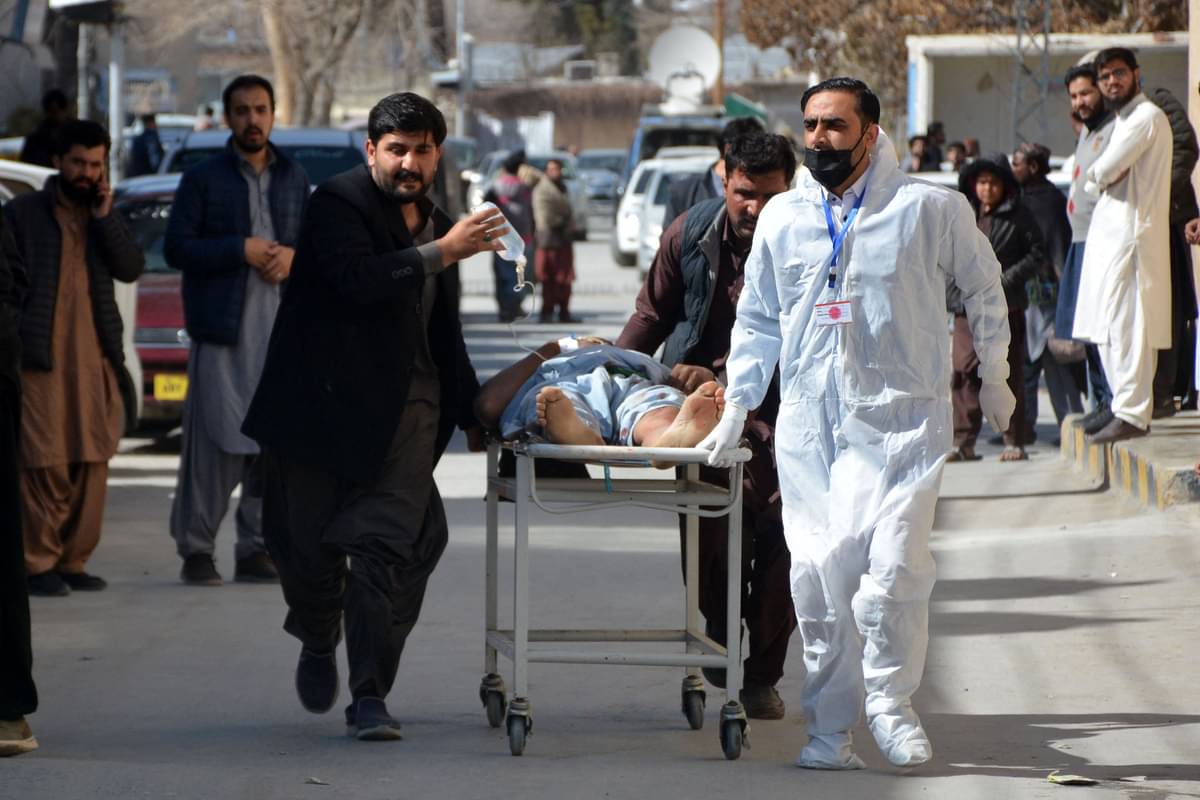 Paramedis menolong seorang korban yang terluka akibat ledakan bom di Pakistan