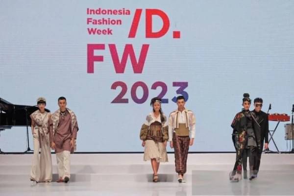 Para model memeragakan busana karya desainer lokal pada ajang Indonesia Fashion Week (IFW) 2023 di Jakarta Convention Centre.