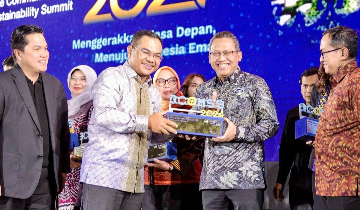 Direktur Utama PT Pegadaian, Damar Latri Setiawan menerima penghargaan di ajang BCOMSS 2024.