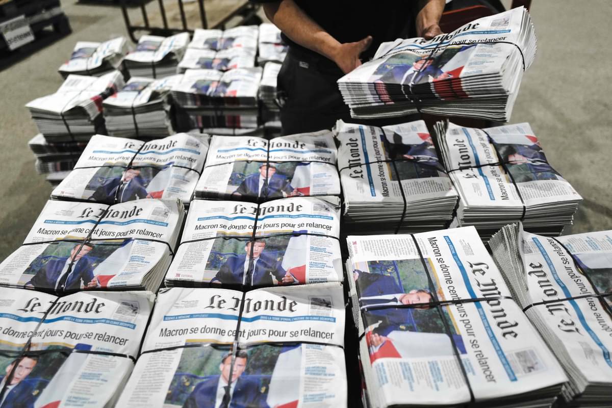 Tumpukan surat kabar Prancis Le Monde