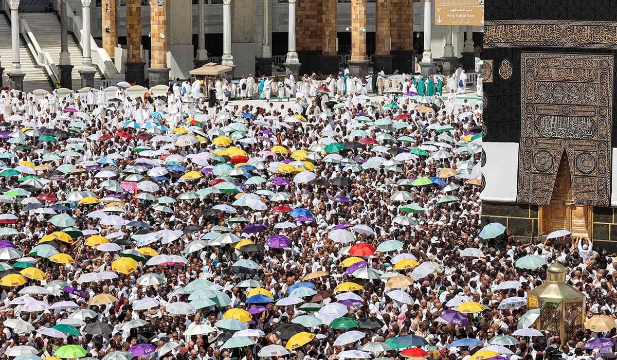 Umat muslim melakukan tawaf di dalam Masjidilharam, Makkah, Arab Saudi.