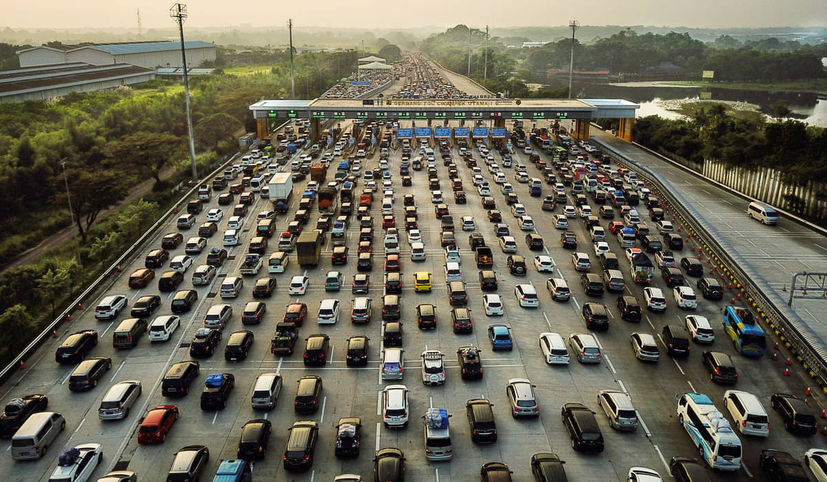 Kendaraan pemudik di Gerbang Tol Cikampek Utama, tahun 2023.