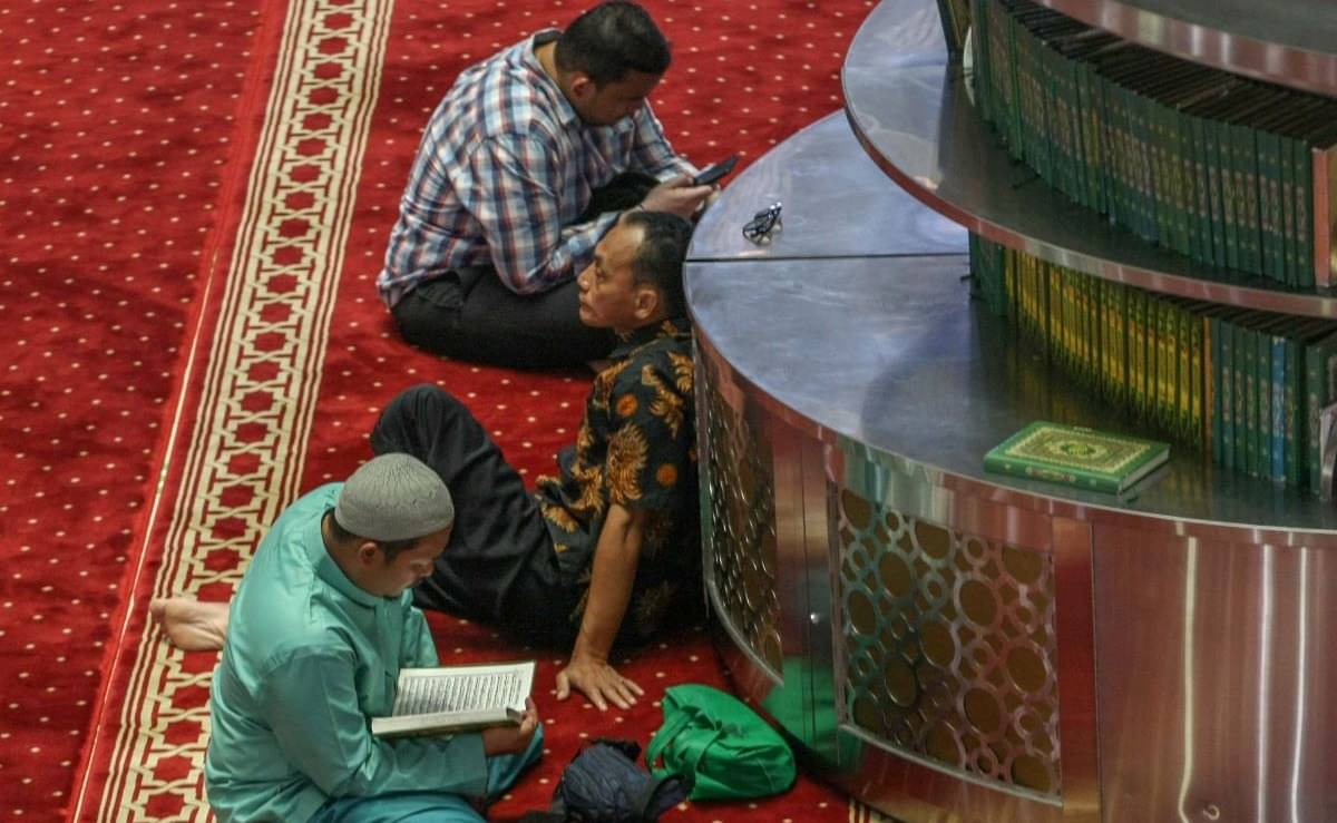 Jamaah melakukan aktivitas di Masjid Istiqlal, Jakarta, Rabu (20/3/2024).