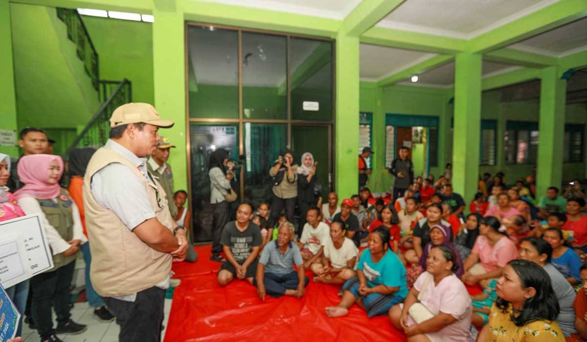 PJ Gubernur Jawa Tengah Nana Sudjana berbincang dengan para pengungsi di Grobogan, Minggu (17/3).