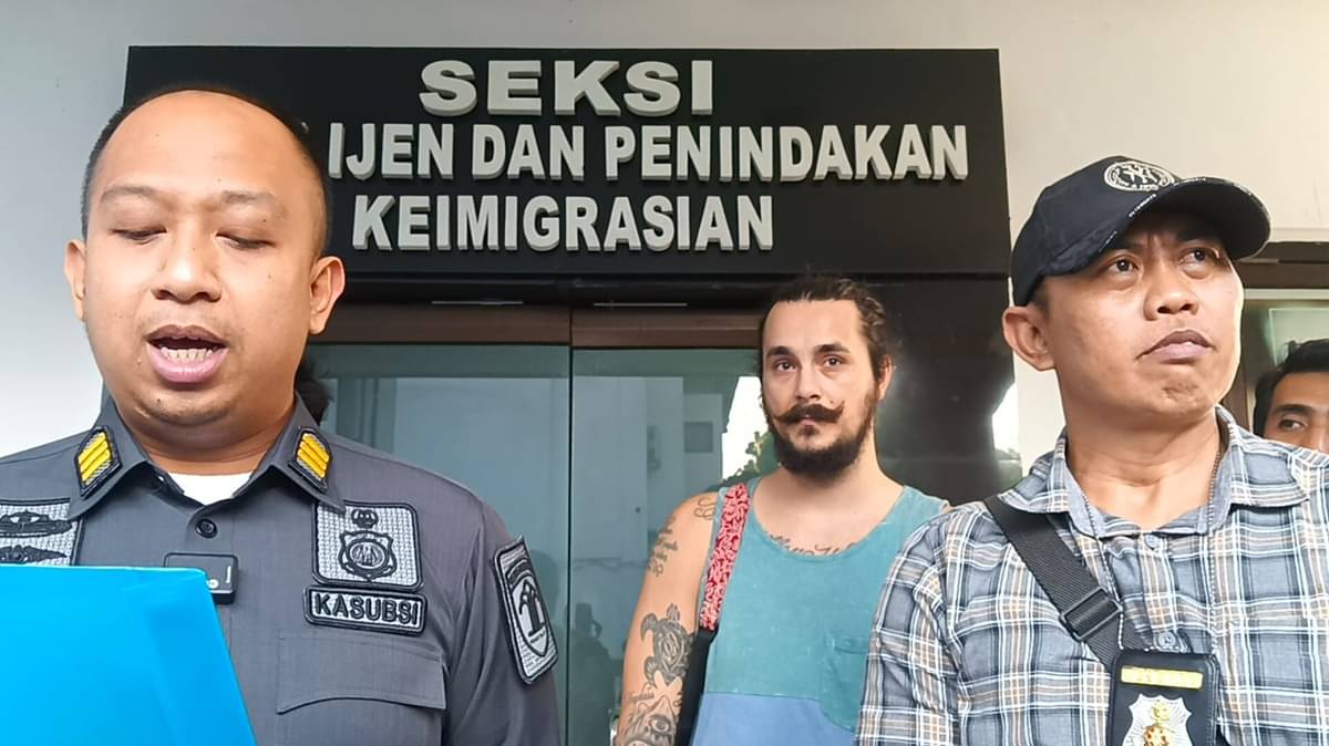 Imigrasi Denpasar mendeportasi warga Amerika yang melakukan tindakan kekerasan di Bali.